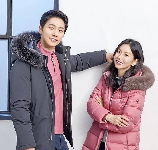 15岁入行演一个缺德少女,脸蛋太艳丽了。40岁时,金素妍的顶楼继续转动着她的眼睛。