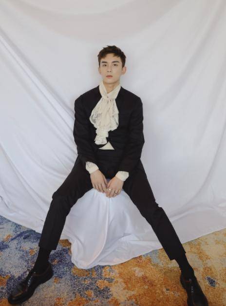 吴磊古装扮相(胡歌吴磊剧照)