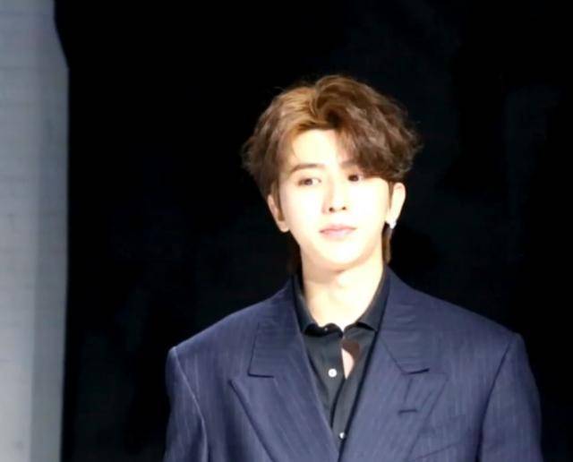 髡残的真实颜值如何在一次活动上被偷拍时一眼看出,下巴太尖不美观?