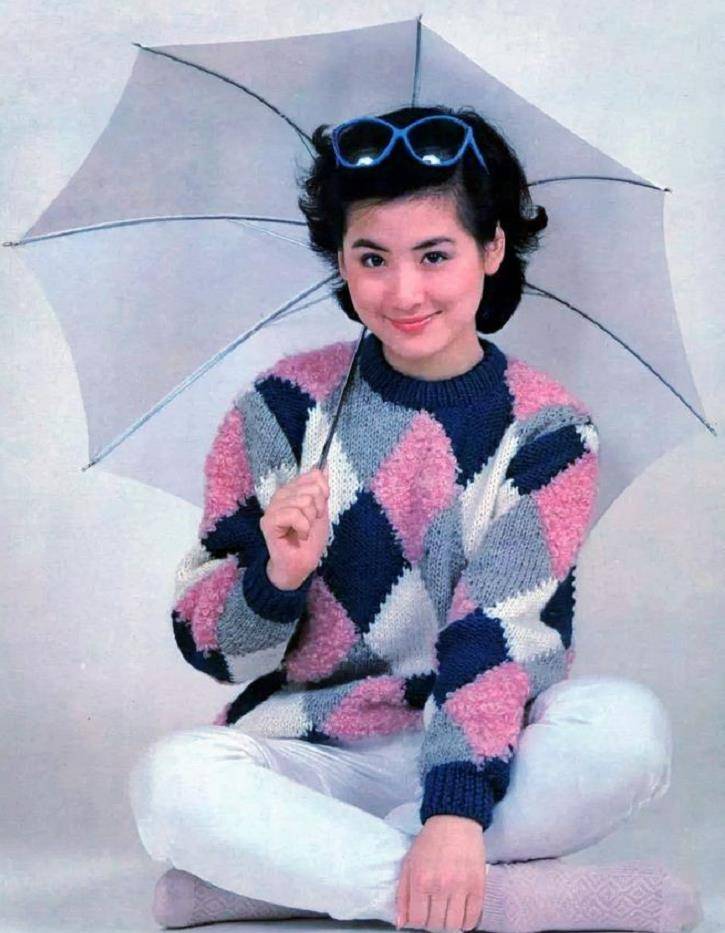 佟瑞心娶了生病发胖的夏青,夏青冒险为他生下一双儿女。现在他很快乐。