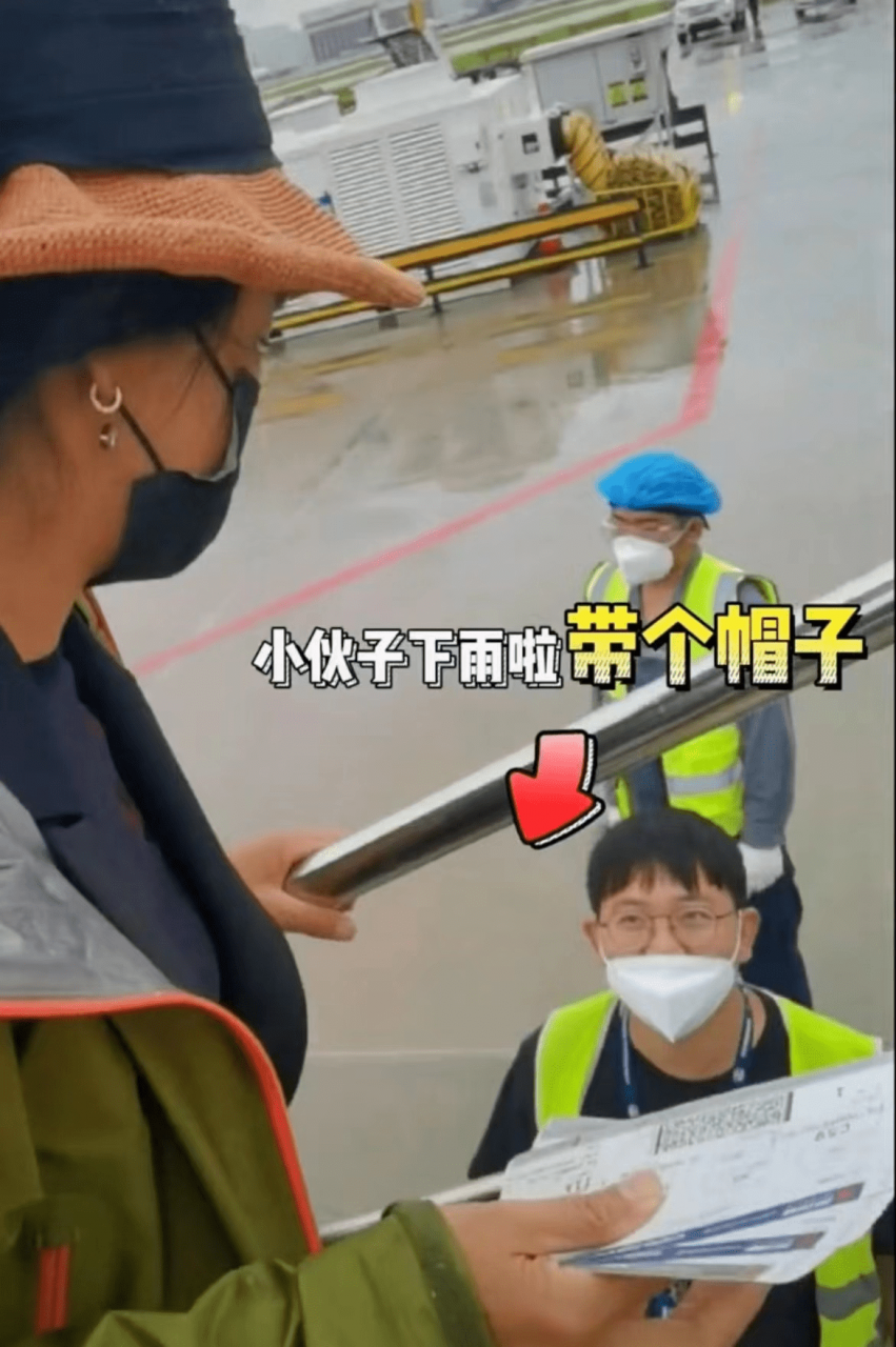 53岁的李勤勤自嘲道，自己好管闲事。他提醒机场人员下雨天要戴帽子，身体状况堪忧。