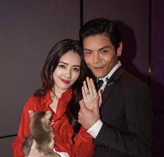 初恋归来,他竟抛下婚礼上的孕妻(当然,这些都是她的豪门老公)