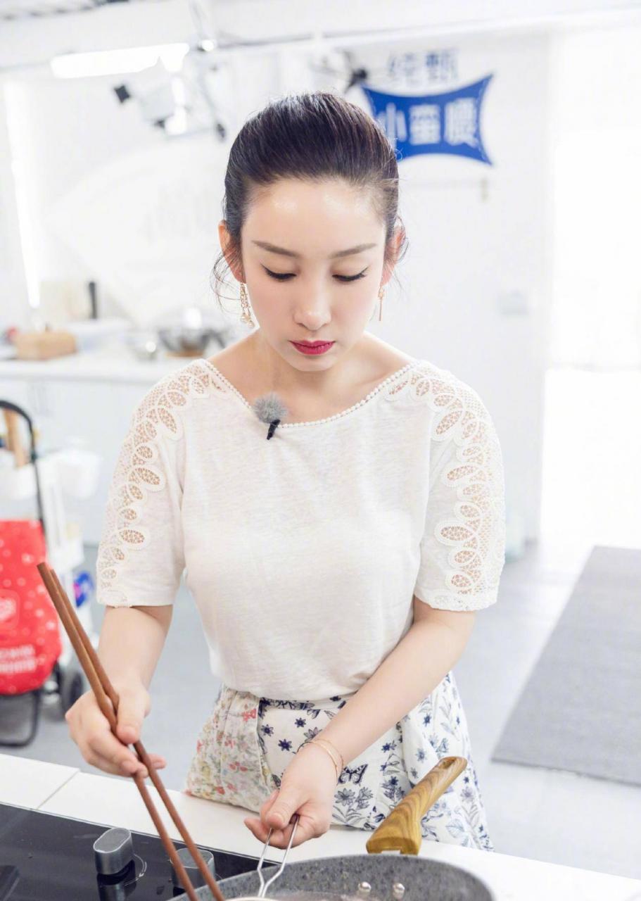 阿曼达的造型太美了,圆领衬衫的丸子头清爽减龄,与女团毫无距离感。