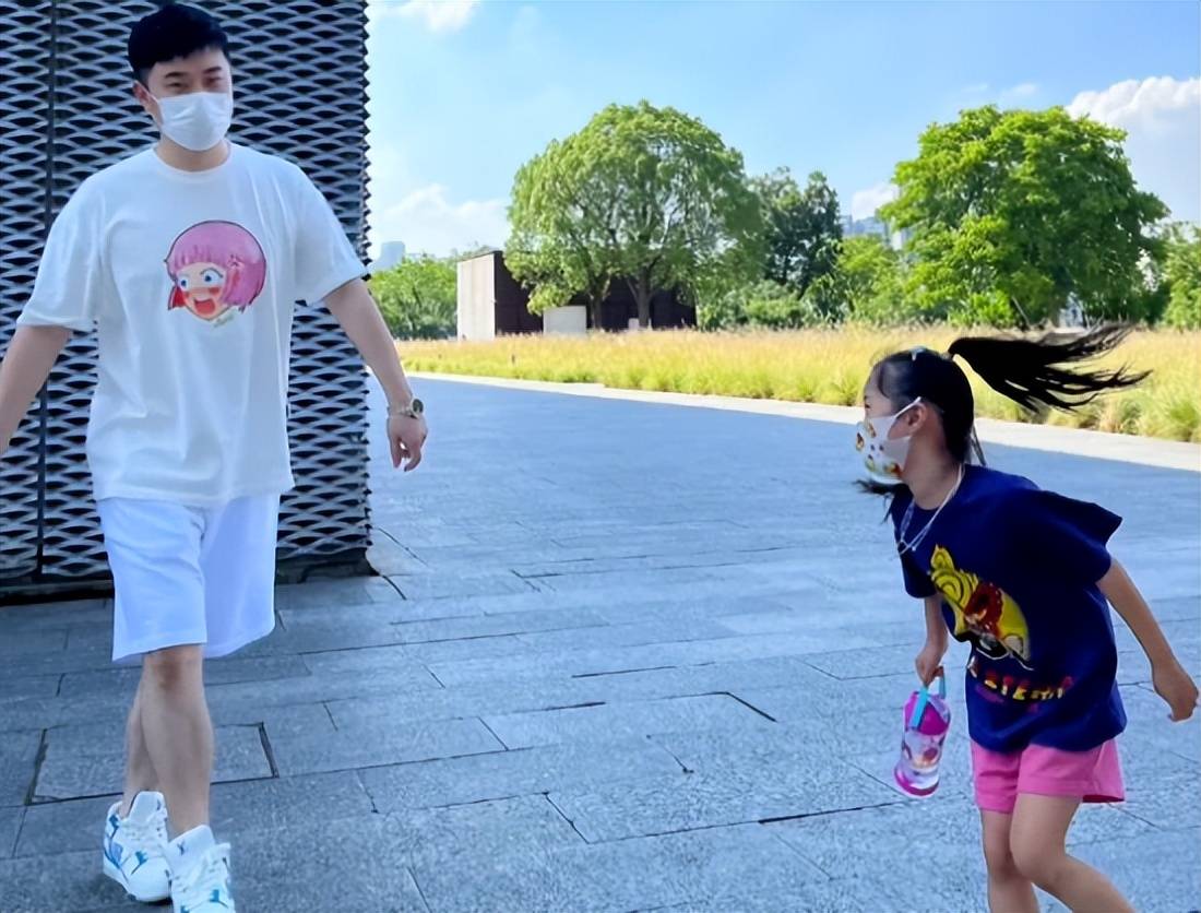 带着家人去摘菜,不再做“二传手”,对张大爱。太甜蜜了。