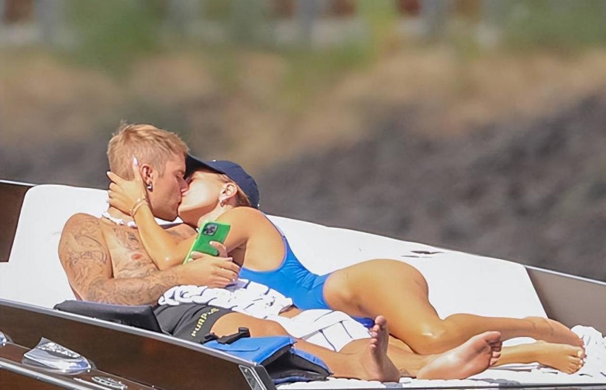 贾斯汀比伯直直地看着他心爱的妻子!李海在湖中央,显示出一个强壮的身影,深爱着她的丈夫。