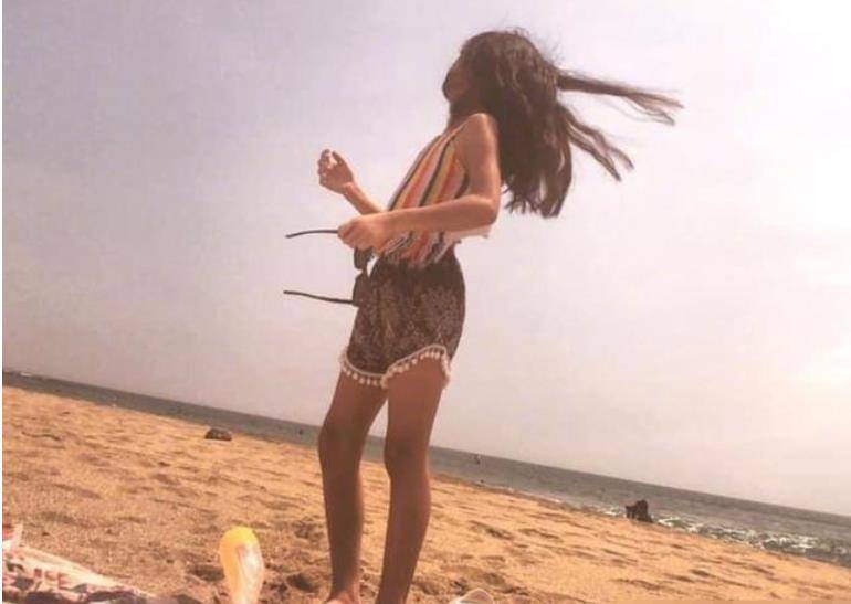 曹格的“丑萌”女儿已经长大了。我被她长腿的近照惊呆了。你确定她只有十岁吗?