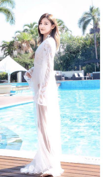 央视美女主持18岁走秀泳裤脱落(央视女主持走秀泳裤滑脱)