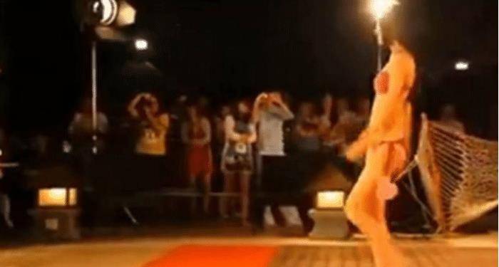 央视美女主持18岁走秀泳裤脱落(央视女主持走秀泳裤滑脱)