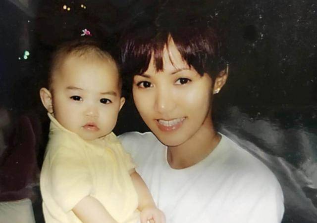 黎瑞恩晒出女儿从小到大的漂亮照片,庆祝18岁生日。她的母亲和女儿看起来像复制和粘贴。