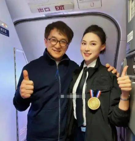 成龙：二十一个女朋友都是顶级女神，和空姐合影有争议。