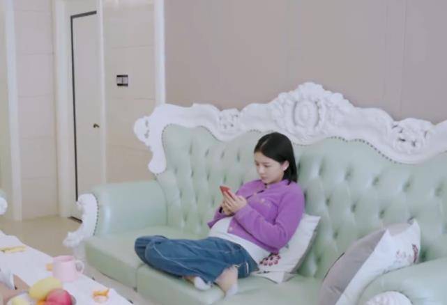 杜淳的老婆忘带相机了。谁注意到她坐在沙发上时手在摸?难怪我老公总是对她不耐烦!