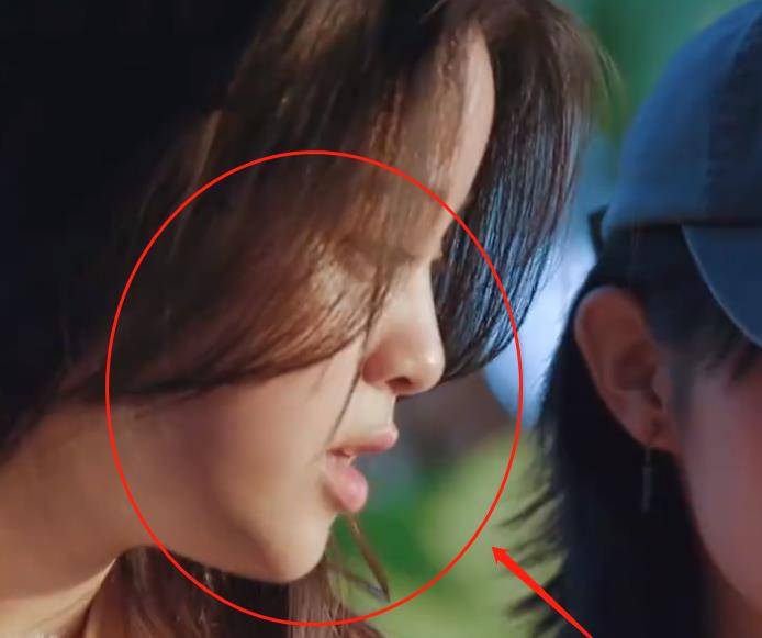 当欧阳娜娜苏烟弹着吉他，镜头拉近她的脸时，这个19岁女孩的皮肤状况非常真实。