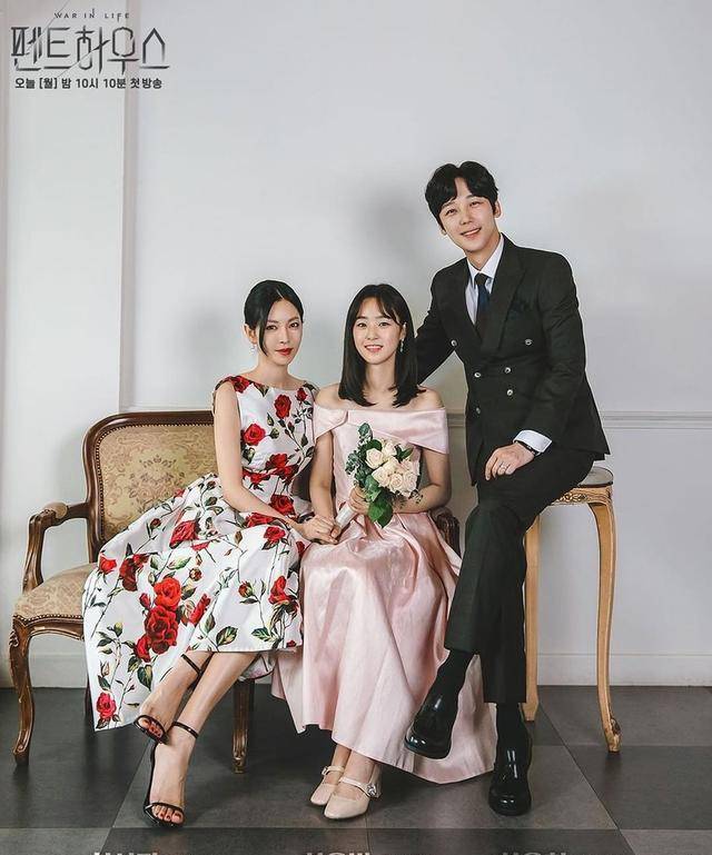 15岁入行演一个缺德少女,脸蛋太艳丽了。40岁时,金素妍的顶楼继续转动着她的眼睛。