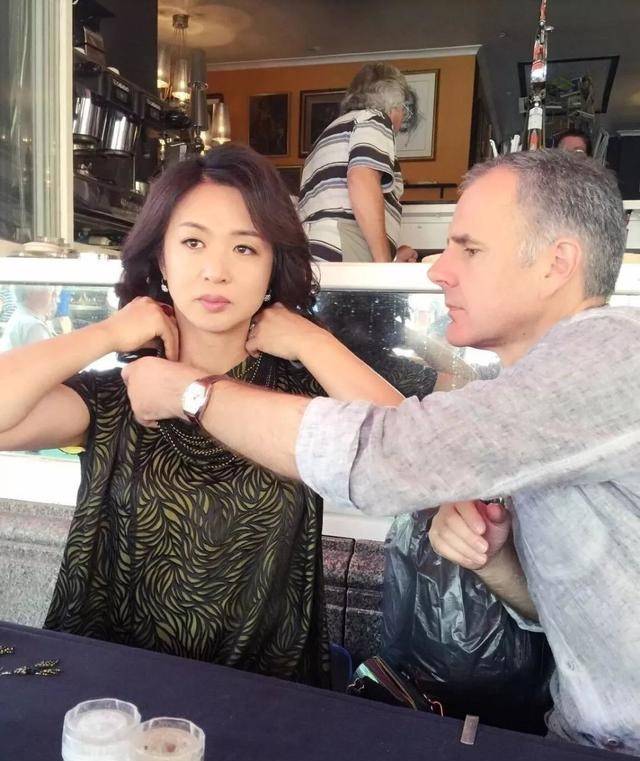 他竭尽全力娶了维纳斯，毫无怨言地养育了三个非亲生的孩子，但夫妻俩的生活依然幸福。