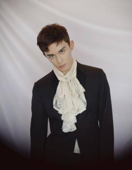 吴磊古装扮相(胡歌吴磊剧照)