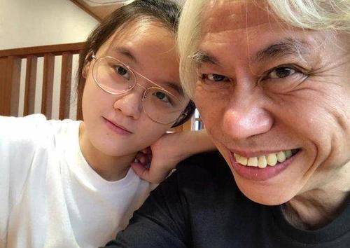 长相丑陋的李坤城找到了一个年轻40岁的女朋友。网友：“你瞎了吗？”?