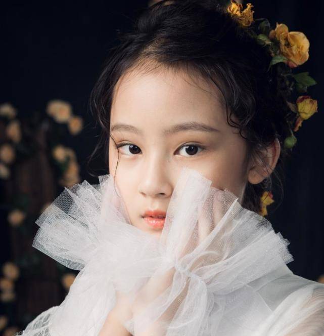 tfboys宠爱里的小女孩(还记得被TFBOYS宠爱的女孩吗,如今变得怎样了呢?)