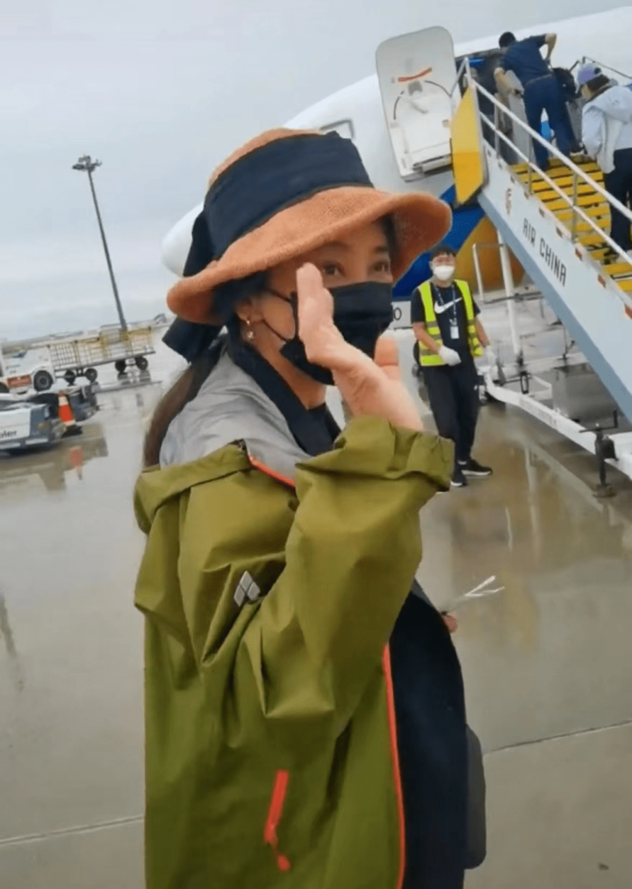 53岁的李勤勤自嘲道，自己好管闲事。他提醒机场人员下雨天要戴帽子，身体状况堪忧。