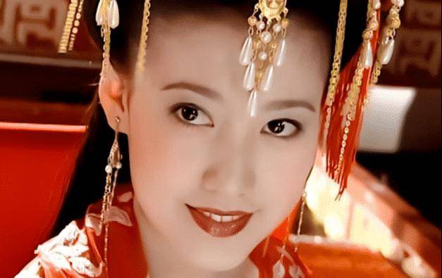 39岁的高露有两个孩子。女儿凹造型太美，4岁的儿子却像爷爷。