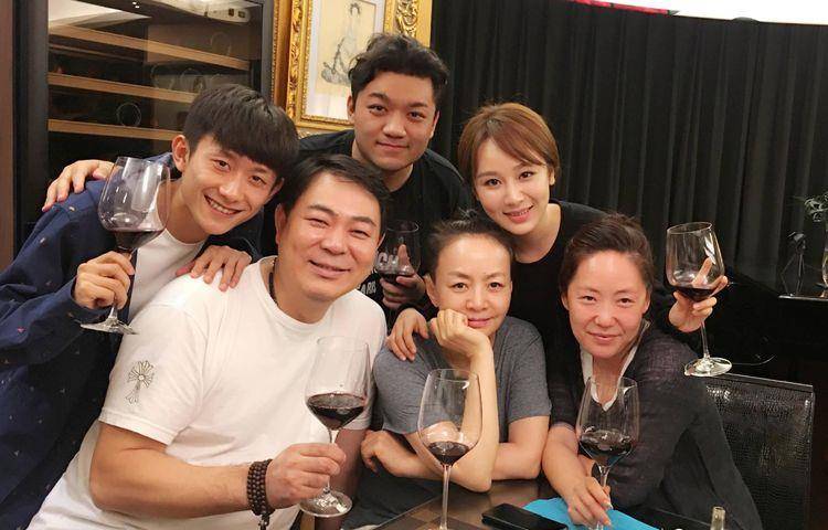 Zray的恋情又添一锤，疑似一夜未归。网友：快30岁了。谈恋爱有什么不好？