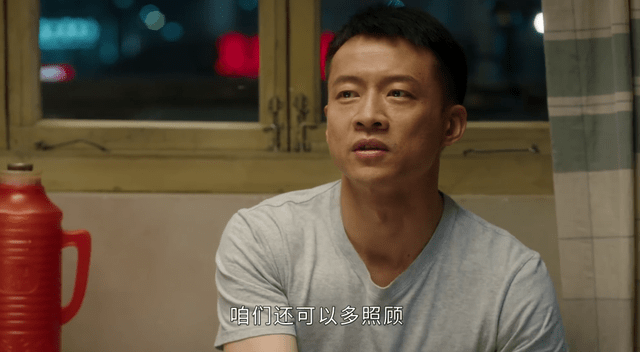 万佳幸福：王青来没有变坏。他希望压抑快乐来维持生活。