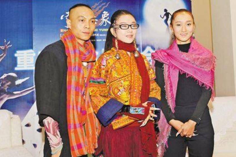 62岁的杨丽萍生活自理有困难？靠男助理过日子，靠吃花过日子？