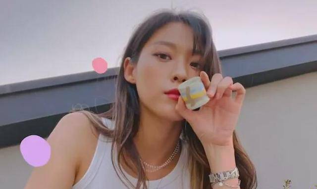 韩国女星被疑霸凌后还能复出,在杂志上开频道被赞,受害者却自杀了。