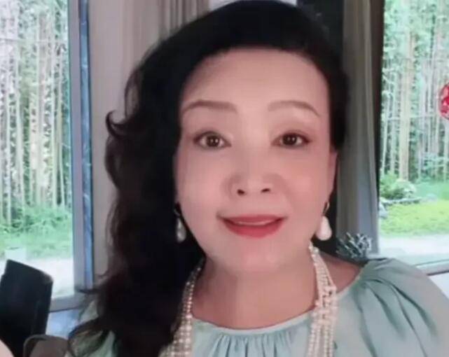 汪小菲庙幽会结婚,张兰首先谈到了新媳妇的标准。承认一段新欢就这么难吗?