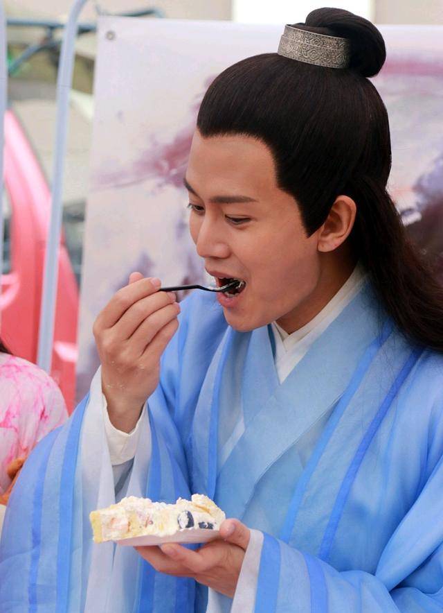 任国超任嘉伦是一个人吗(任嘉伦笑了)