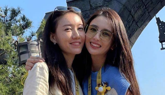 39岁的高露有两个孩子。女儿凹造型太美，4岁的儿子却像爷爷。