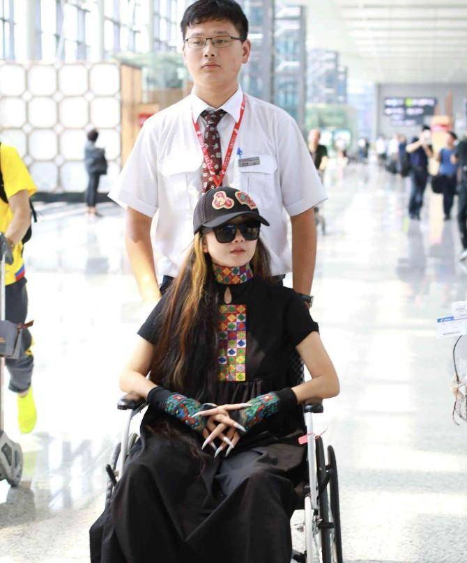 62岁的杨丽萍生活自理有困难？靠男助理过日子，靠吃花过日子？