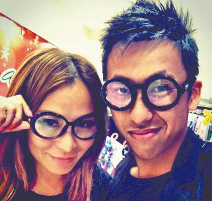 西华17岁的女儿和男朋友去酒吧狂欢。化浓妆和穿背心太时髦了。