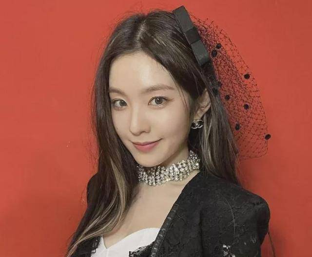 韩国女星被疑霸凌后还能复出,在杂志上开频道被赞,受害者却自杀了。