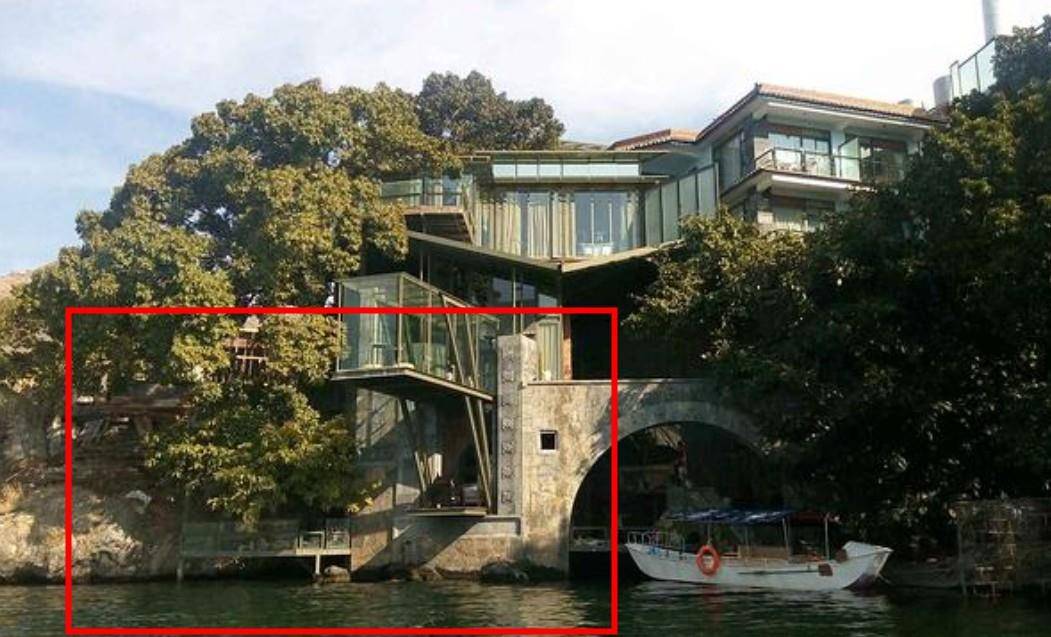 62岁的杨丽萍生活自理有困难？靠男助理过日子，靠吃花过日子？