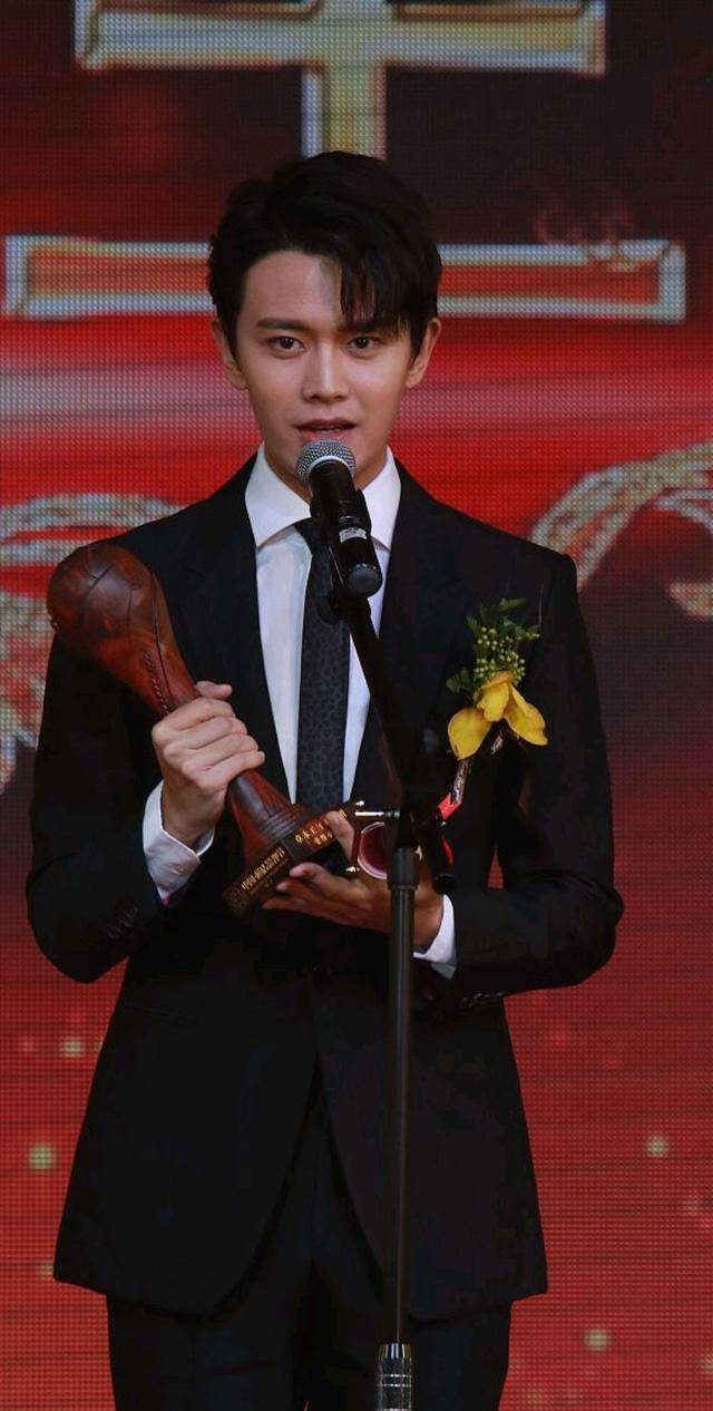 任国超任嘉伦是一个人吗(任嘉伦笑了)