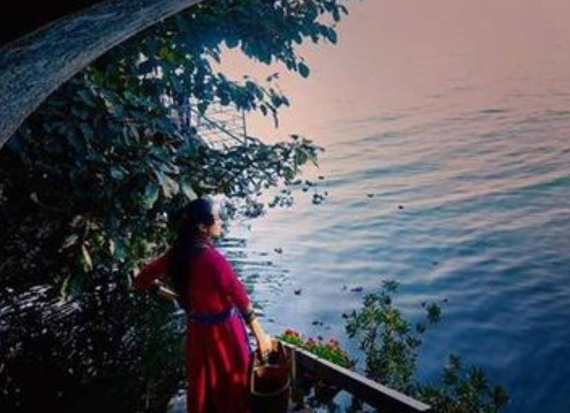 62岁的杨丽萍生活自理有困难？靠男助理过日子，靠吃花过日子？