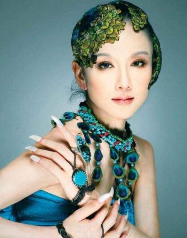 62岁的杨丽萍生活自理有困难？靠男助理过日子，靠吃花过日子？