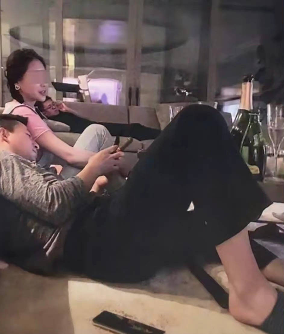 汪小菲庙幽会结婚,张兰首先谈到了新媳妇的标准。承认一段新欢就这么难吗?