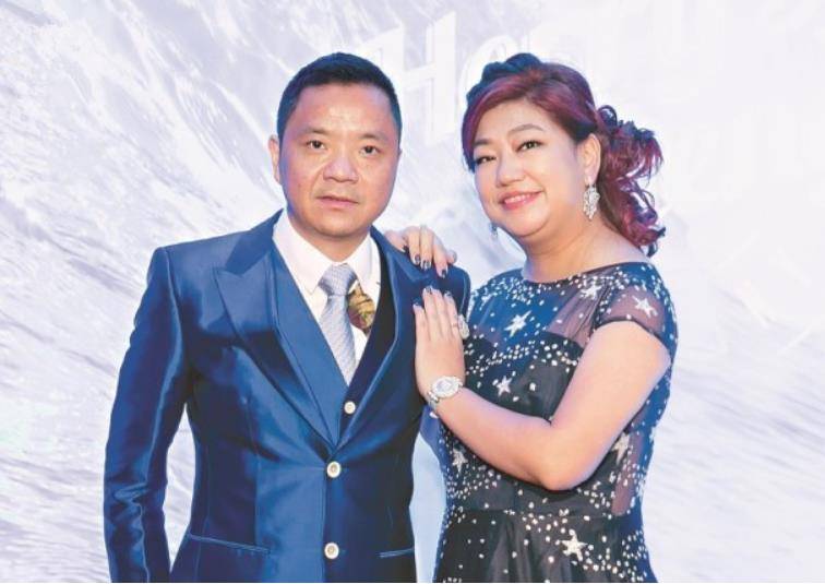 西华17岁的女儿和男朋友去酒吧狂欢。化浓妆和穿背心太时髦了。