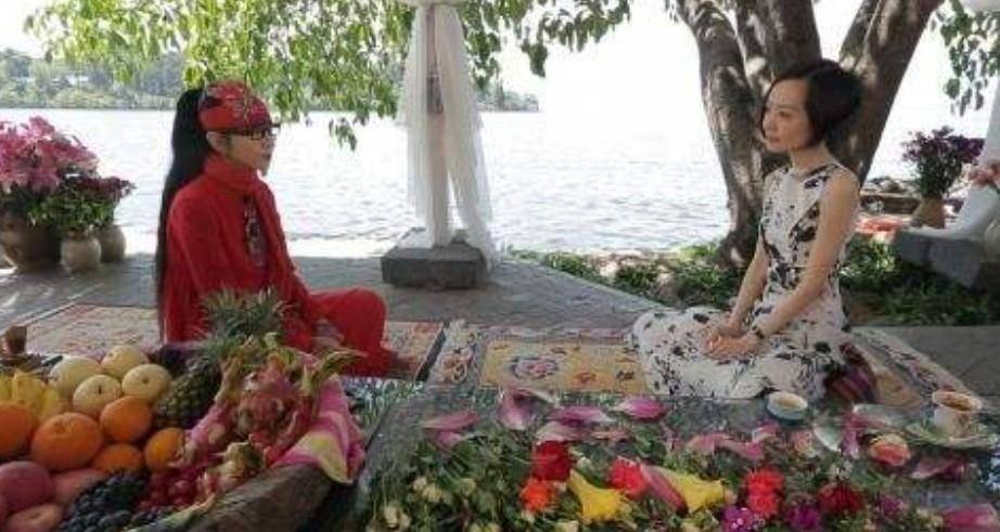 62岁的杨丽萍生活自理有困难？靠男助理过日子，靠吃花过日子？