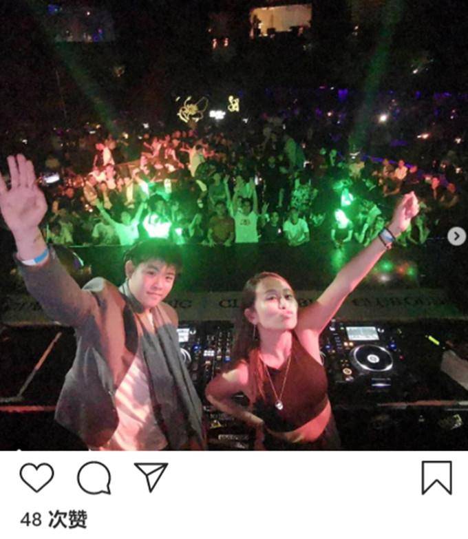 西华17岁的女儿和男朋友去酒吧狂欢。化浓妆和穿背心太时髦了。