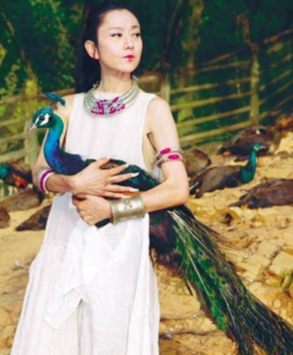 62岁的杨丽萍生活自理有困难？靠男助理过日子，靠吃花过日子？