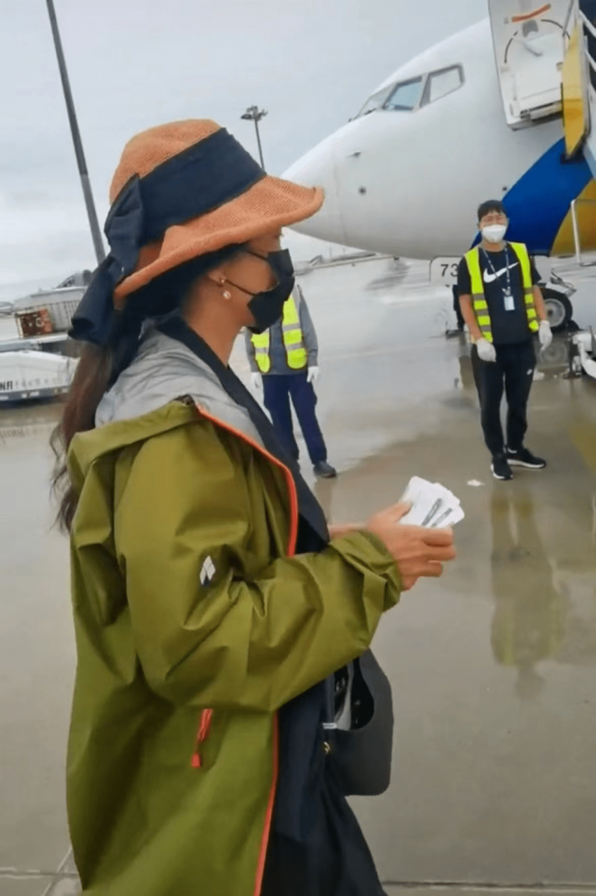 53岁的李勤勤自嘲道，自己好管闲事。他提醒机场人员下雨天要戴帽子，身体状况堪忧。