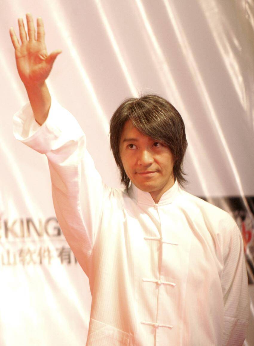 黄百鸣：错过周星驰，辞退王家卫，却陪妻子抗病16年的全能艺人(黄百鸣和王家卫)