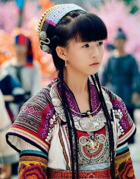 62岁的杨丽萍生活自理有困难？靠男助理过日子，靠吃花过日子？