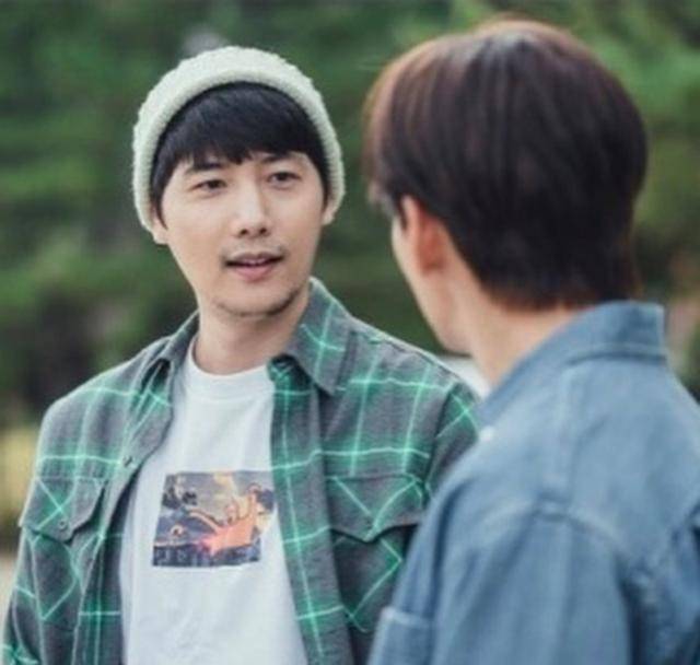 15岁入行演一个缺德少女,脸蛋太艳丽了。40岁时,金素妍的顶楼继续转动着她的眼睛。