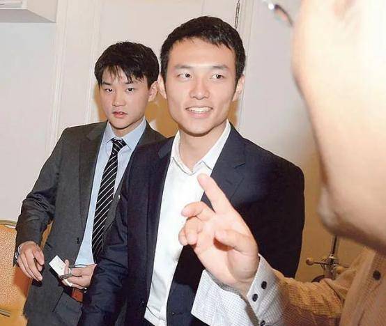 霍的表妹爱上了《绯闻女孩》,却挤走了他的哥哥作为继承人。霍英东彻底看清了这一点。