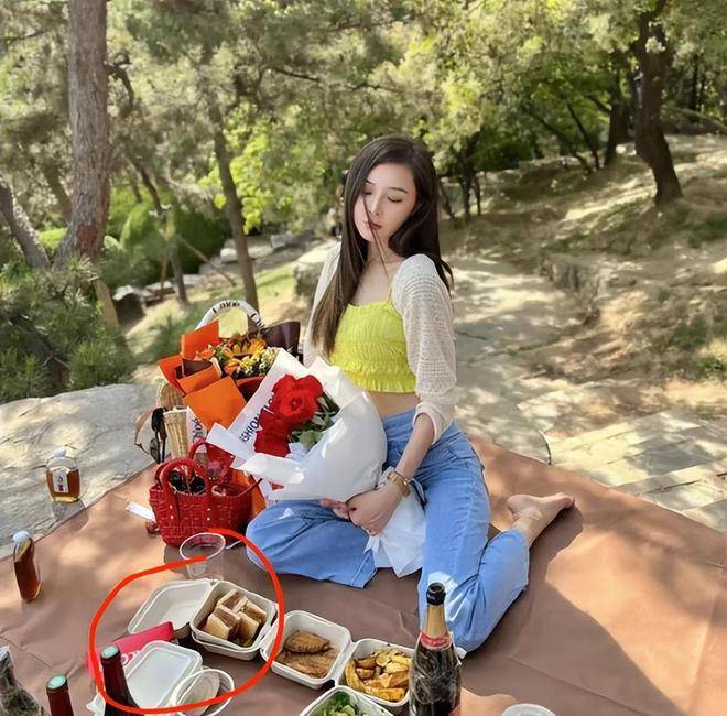 汪小菲庙幽会结婚，张兰首先谈到了新媳妇的标准。承认一段新欢就这么难吗？