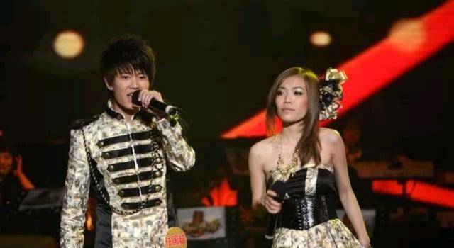 任国超任嘉伦是一个人吗(任嘉伦笑了)