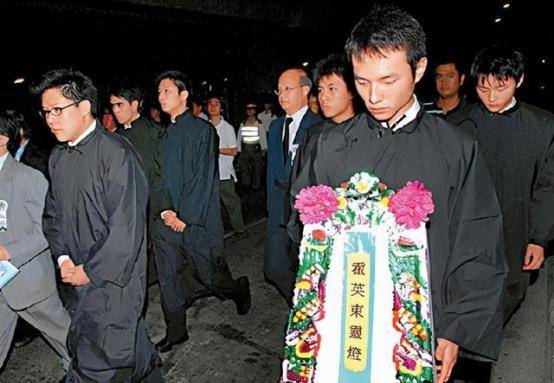 霍的表妹爱上了《绯闻女孩》,却挤走了他的哥哥作为继承人。霍英东彻底看清了这一点。